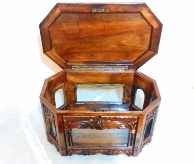 Cemaken - Walnut Carving